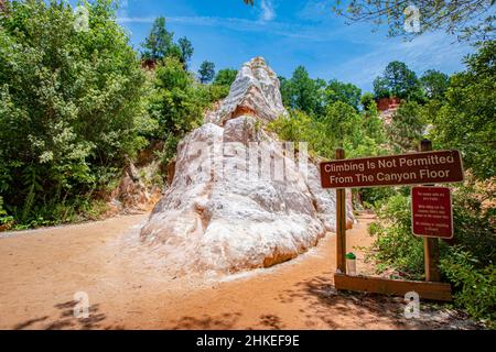 Lumpkin, Géorgie, États-Unis- 6 juin 2021 : vue sur l'une des formations de sable sans panneau d'escalade dans le parc national de Providence Canyon, dans le sud-ouest de la Géorgie Banque D'Images