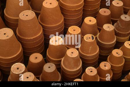 NOUVEAUX POTS EN TERRE CUITE ASSORTIS À VENDRE DANS LA PETITE PÉPINIÈRE À SYDNEY, NOUVELLE-GALLES DU SUD, AUSTRALIE. Banque D'Images