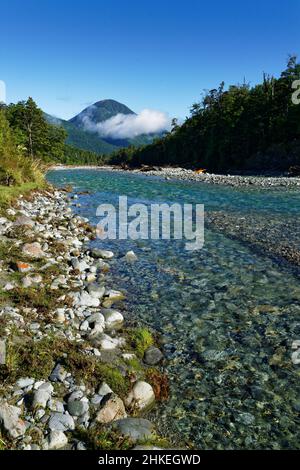 Rivière d'Urville, Mont Misery en arrière-plan, Parc national des lacs Nelson, Aotearoa / Nouvelle-Zélande Banque D'Images