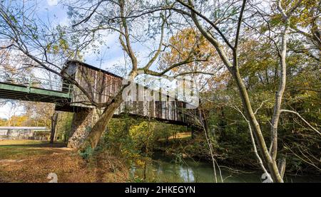 Euharlee, Géorgie, États-Unis- 6 novembre 2021 : Pont couvert du ruisseau Euharlee construit en 1886 par Washington K. King, fils du célèbre constructeur de ponts Horrace King.Il Banque D'Images