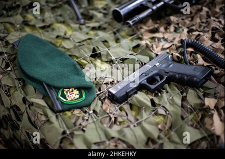 Cartagena, Colombie.03rd févr. 2022.Un pistolet de la police colombienne Glock est exposé lors du congrès international de lutte contre la drogue qui se tiendra à Cartagena, Colombie, le 22 février 2022.La Colombie marque une nouvelle stratégie contre le trafic de drogue dans le cadre de la stratégie « Esmeralda ».Crédit : long Visual Press/Alamy Live News Banque D'Images