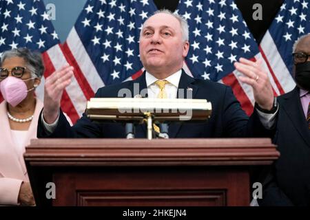 Le whip de la Chambre minoritaire Steve Scalise (R-L.) s'adresse aux journalistes lors d'une conférence de presse pour dévoiler la salle Joseph H. Rainey dans le Capitole des États-Unis à Washington, DC, Etats-Unis, le jeudi 3 février 2022.L'ancien représentant Joseph H. Rainey (R-S.C.) a été le premier député noir élu de la Chambre des représentants de 1870 à 1879.Photo de Greg Nash/Pool/ABACAPRESS.COM Banque D'Images