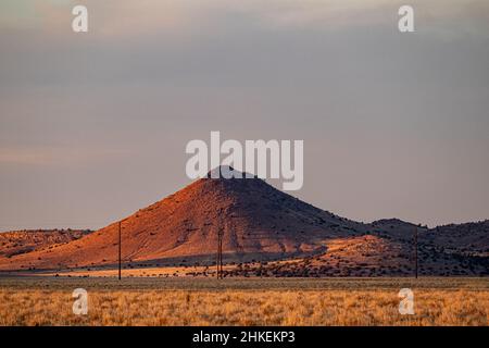 Montagne en forme de pyramide près de Prescott Valley Arizona - coucher de soleil Banque D'Images