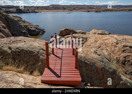 Belle vue sur Red Bridge sur la piste autour du lac Willow à Prescott, en Arizona Banque D'Images