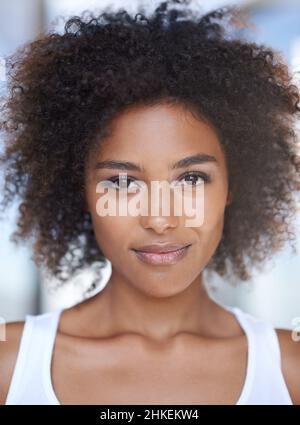 Sa beauté vient naturellement.Portrait en gros plan d'une femme ethnique naturellement belle. Banque D'Images