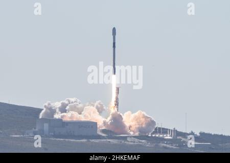 2 février 2022 ; Lompoc, Californie, États-Unis ; SpaceX Falcon 9 lance la mission NROL-87 depuis le complexe de lancement spatial 4 est (SLC-4E) à la base spatiale de Vandenberg. Le Falcon 9 transporte une charge utile de sécurité nationale conçue, construite et exploitée par le National reconnaissance Office (NRO). Crédit photo : Stan Szeto-image du sport Banque D'Images