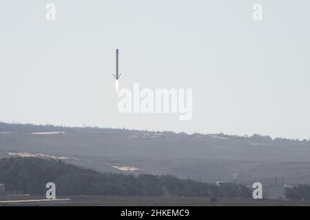 2 février 2022 ; Lompoc, Californie, États-Unis ; le propulseur de premier étage de SpaceX Falcon 9 déploie ses jambes d'atterrissage pour tenter d'atterrir sur la zone d'atterrissage LZ-4 de la base spatiale de Vandenberg. Crédit photo : Stan Szeto-image du sport Banque D'Images