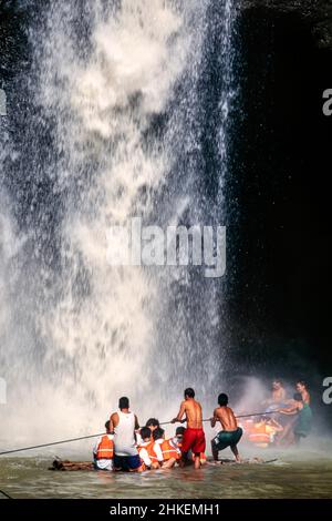 Radeaux de bambou et touristes à Pagsanjan Falls, Laguna, Philippines Banque D'Images