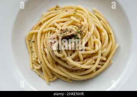 Pâtes italiennes spaghetti au thon (spaghetti al tonno). Vue de dessus. Gros plan Banque D'Images