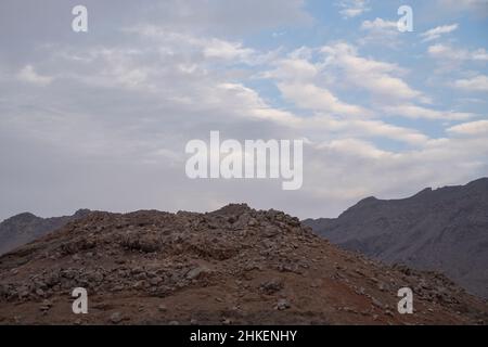 montagne en oman avec des nuages de ciel Banque D'Images