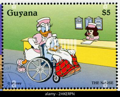 GUYANA - VERS 1995 : timbre imprimé par Guyana, présente les personnages de Walt Disney, Donald, vers 1995 Banque D'Images