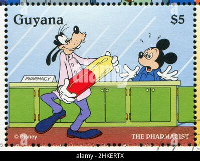 GUYANA - VERS 1995 : timbre imprimé par Guyana, présente les personnages de Walt Disney, Mickey Mouse et Goofy, vers 1995 Banque D'Images