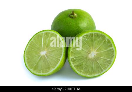 Citron vert frais sur fond blanc Banque D'Images