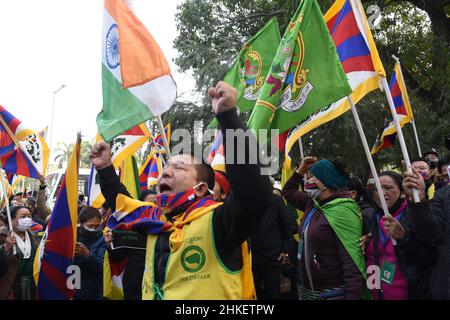 Les écotivistes du Congrès de la jeunesse tibétaine protestent à New Delhi contre les Jeux Olympiques d'hiver à Beijing, le 02 février 2022, pour le qualifier de "jeux Olympiques de génocide".Photo de Sondeep Shankar Banque D'Images