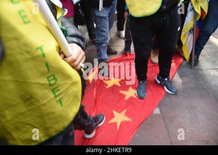 Les écotivistes du Congrès de la jeunesse tibétaine protestent à New Delhi contre les Jeux Olympiques d'hiver à Beijing, le 02 février 2022, pour le qualifier de "jeux Olympiques de génocide".Photo de Sondeep Shankar Banque D'Images