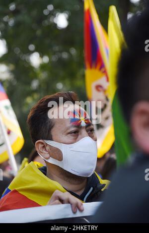 Les écotivistes du Congrès de la jeunesse tibétaine protestent à New Delhi contre les Jeux Olympiques d'hiver à Beijing, le 02 février 2022, pour le qualifier de "jeux Olympiques de génocide".Photo de Sondeep Shankar Banque D'Images