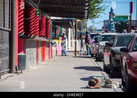 Un enfant sans abri qui dormait sur un trottoir. Quartier d'Art, Puerto Penasco, Sonora, Mexique Banque D'Images