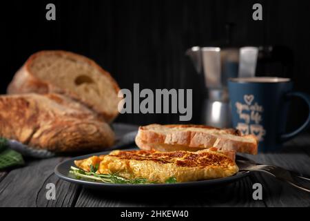 Omelette française fraîche avec pousses de pois fraîches.Plats végétariens Banque D'Images