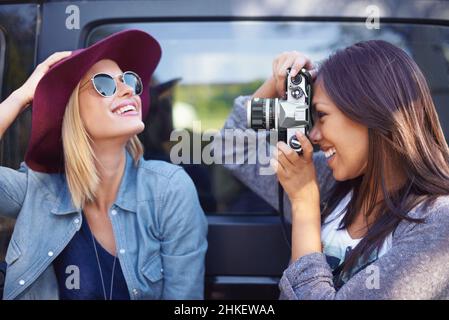 Images de lecture.Photo de deux amies qui prennent des photos d'elles-mêmes lors d'un voyage en voiture. Banque D'Images