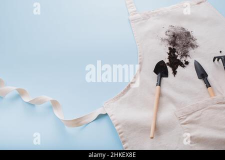 Taches de saleté sur les vêtements.Plantation et transplantation plante maison. Concept de coloration de la vie quotidienne.Photo de haute qualité Banque D'Images