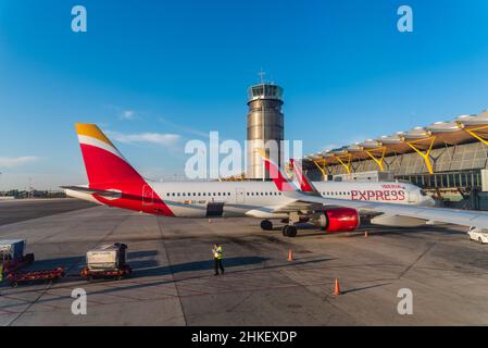 Madrid, Espagne - 2 août 2021 : avions dans les pistes de l'aéroport de Barajas.T4 borne.Madrid-Barajas Adolfo Suarez.Iberia Express Banque D'Images