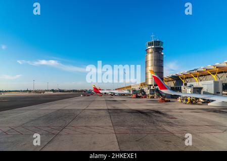 Madrid, Espagne - 2 août 2021 : avions dans les pistes de l'aéroport de Barajas.T4 borne.Madrid-Barajas Adolfo Suarez.Iberia Express Banque D'Images