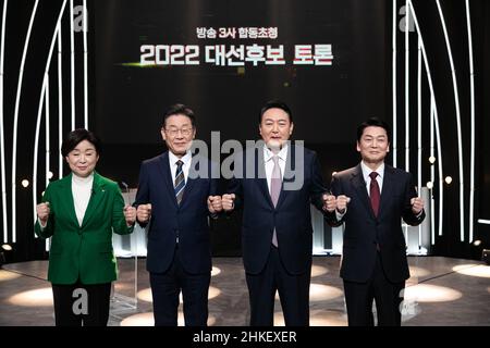 (220204) -- SÉOUL, le 4 février 2022 (Xinhua) -- candidats à la présidence sud-coréenne SIM sang-jeung du Parti de la Justice, Lee Jae-myung du Parti démocratique, Yoon Suk-yeol du Parti du pouvoir populaire et Ahn Cheol-soo du Parti du peuple (de L à R)Posez pour des photos avant un débat télévisé pour l'élection présidentielle du 9 mars à Séoul, Corée du Sud, le 3 février 2022.(NEWSIS/document via Xinhua) Banque D'Images