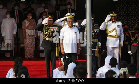 4 février 2022, colombo, ouest, Sri Lanka :Le président du Sri Lanka, Gotabaya Rajapaksa, le commandant de l'armée, Shavendra Silva, le chef de la marine, Nishantha Ulugetenne, le chef de la Force aérienne, Sudarshana Pathirana, et le chef de la police, Chandana D. Wickramaratne, se présentent à l'hymne national pour les célébrations de la Journée de l'indépendance du Sri Lanka en 74th, le 4 février 2022, sur la place de Colombo.(Credit image: © Pradeep Dambarage/ZUMA Press Wire) Banque D'Images