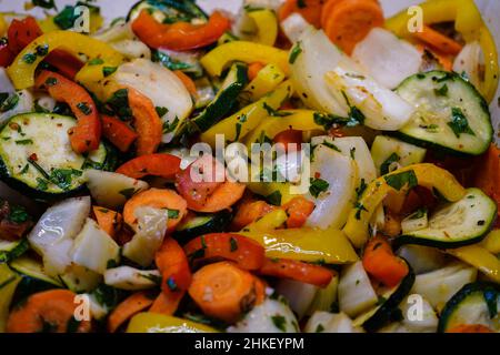 légumes dans une poêle Banque D'Images