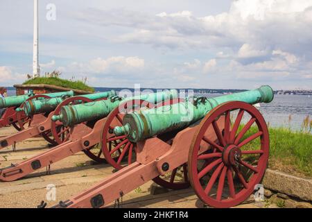 Vieux canons historiques sur le château de Kronborg pointant vers l'océan Banque D'Images