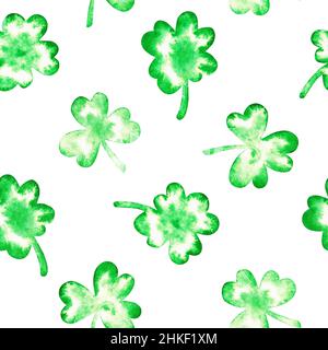 Motif sans couture des feuilles de trèfle. Saint-Patrick. Illustration aquarelle. Isolé sur un fond blanc. Pour votre conception. Banque D'Images