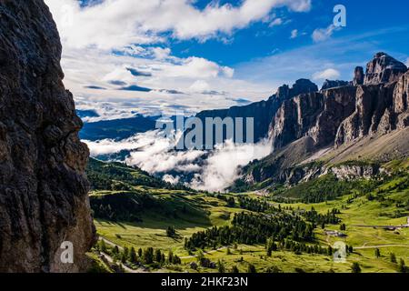 Vue aérienne sur les sommets du groupe Puez jusqu'à Corvara et la vallée du Val Badia, couverte de nuages, vue depuis le sommet du Grand Cirl. Banque D'Images