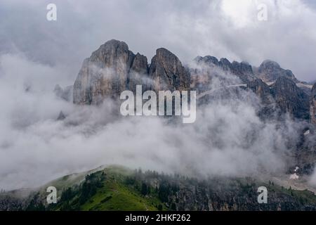 Vue sur le groupe Sella avec le sommet de SAS dla Luesa, couvert de nuages, vue depuis le sommet du Grand Cirl. Banque D'Images