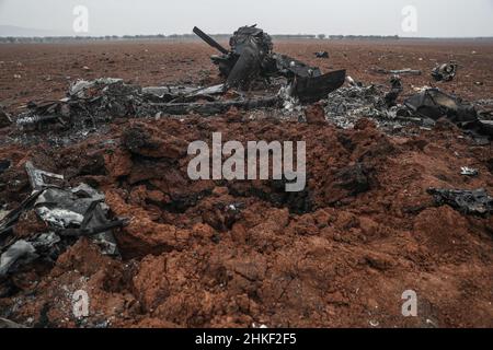 Afrin, Syrie.04th févr. 2022.L'épave d'un hélicoptère américain qui a été soufflé par les forces spéciales américaines après avoir été confronté à des problèmes mécaniques et qui n'était plus opérationnel.Le broyeur MH-60 Black Hawk a participé à un raid dans la ville d'Atmeh qui a entraîné la mort du chef de l'EI Abu Ibrahim al-Hashimi al-Qurayshi.Les responsables américains nient qu'il s'est écrasé ou qu'il a été abattu.Credit: Aras Alkharboutli/dpa/Alamy Live News Banque D'Images