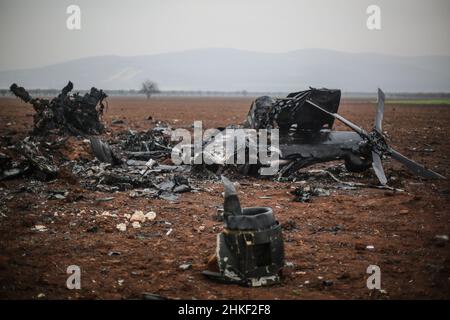 Afrin, Syrie.04th févr. 2022.L'épave d'un hélicoptère américain qui a été soufflé par les forces spéciales américaines après avoir été confronté à des problèmes mécaniques et qui n'était plus opérationnel.Le broyeur MH-60 Black Hawk a participé à un raid dans la ville d'Atmeh qui a entraîné la mort du chef de l'EI Abu Ibrahim al-Hashimi al-Qurayshi.Les responsables américains nient qu'il s'est écrasé ou qu'il a été abattu.Credit: Aras Alkharboutli/dpa/Alamy Live News Banque D'Images