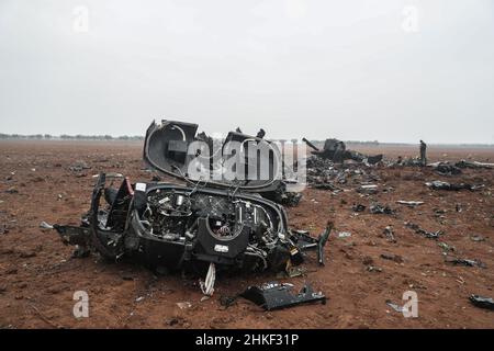 Afrin, Syrie.04th févr. 2022.L'épave d'un hélicoptère américain qui a été soufflé par les forces spéciales américaines après avoir été confronté à des problèmes mécaniques et qui n'était plus opérationnel.Le broyeur MH-60 Black Hawk a participé à un raid dans la ville d'Atmeh qui a entraîné la mort du chef de l'EI Abu Ibrahim al-Hashimi al-Qurayshi.Les responsables américains nient qu'il s'est écrasé ou qu'il a été abattu.Credit: Aras Alkharboutli/dpa/Alamy Live News Banque D'Images