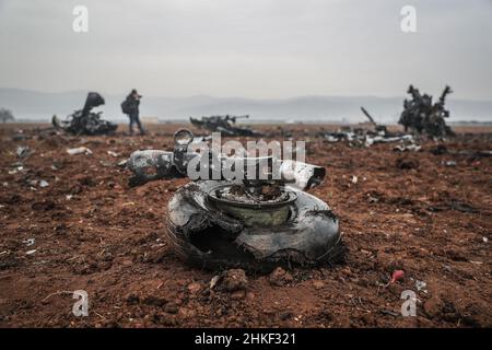 Afrin, Syrie.04th févr. 2022.L'épave d'un hélicoptère américain qui a été soufflé par les forces spéciales américaines après avoir été confronté à des problèmes mécaniques et qui n'était plus opérationnel.Le broyeur MH-60 Black Hawk a participé à un raid dans la ville d'Atmeh qui a entraîné la mort du chef de l'EI Abu Ibrahim al-Hashimi al-Qurayshi.Les responsables américains nient qu'il s'est écrasé ou qu'il a été abattu.Credit: Aras Alkharboutli/dpa/Alamy Live News Banque D'Images