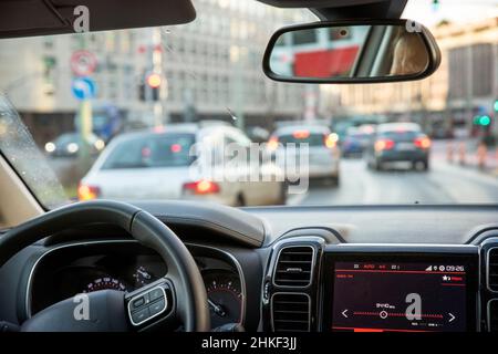 Vue depuis une voiture par le pare-brise dans la rue du centre-ville Banque D'Images