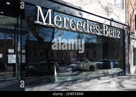 VALENCE, ESPAGNE - 02 FÉVRIER 2022 : Mercedes Benz est une marque automobile de luxe allemande Banque D'Images