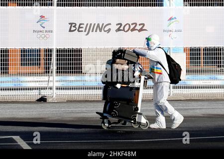 Pékin, Chine.3rd févr. 2022.Un participant aux Jeux Olympiques vêtu d'un équipement de protection contre la COVID-19, transporte ses bagages dans un centre de transport aux Jeux Olympiques d'hiver de Beijing 2022 au Yanqing Cluster (Credit image: © David G. McIntireZUMA Press Wire) Banque D'Images