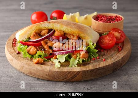 Concept de nourriture savoureuse avec pita au poulet, gros plan Banque D'Images