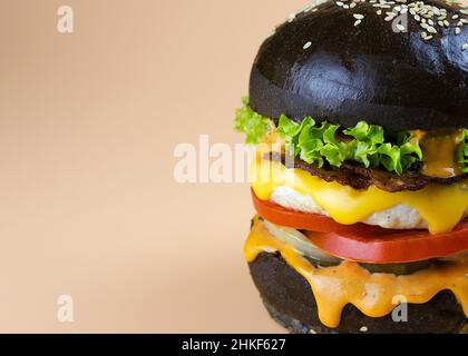 hamburger de poulet dans un pain noir 7 Banque D'Images