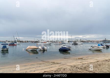 Bateaux amarrés à Newport Bay, dans le sud de la Californie Banque D'Images