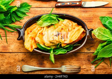 Tarte farcie de légumes verts et de fromage. Qutabs ou kutab faits maison. Nourriture Azeyrbajan Banque D'Images