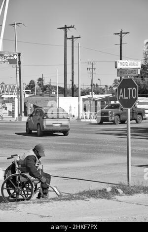 Un mexicain en chaise roulante passe ses journées à ramasser des déchets le long des gouttières des rues de Puerto Penasco, Sonora, Baja California, Mexique. Banque D'Images