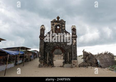 Dhanushkodi, Inde - janvier 2022 : la « ville fantôme » de Dhanushkodi.Les ruines de l'église romaine. Banque D'Images