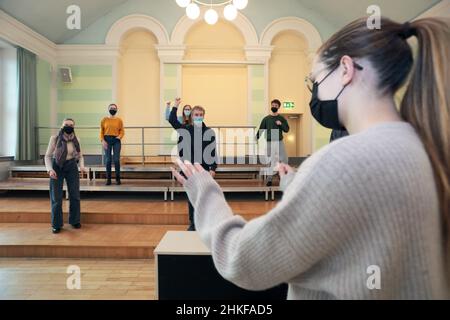 03 février 2022, Saxe-Anhalt, Wernigerode: Un groupe d'étudiants chante pour la répétition de choeur dans la salle de bal de l'école secondaire de musique de l'Etat.Samedi (05.02.2022), une journée sera ouverte au Landesgymnase für Musik.L'École secondaire d'État de musique, à laquelle tout le monde peut faire sa demande, quel que soit le lieu de résidence et l'enseignement précédent, a été fondée en 1991.Photo: Matthias Bein/dpa-Zentralbild/ZB Banque D'Images