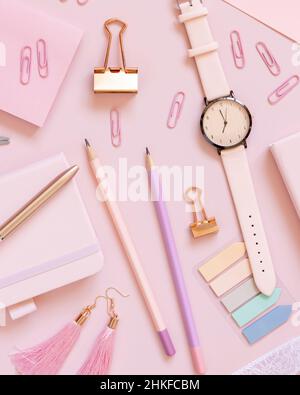 Accessoires d'école rose et papeterie sur fond rose pastel vue du dessus.Gilly Workplace avec bloc-notes, crayons, stylos, papier adhésif, clips et Banque D'Images