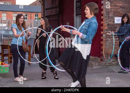 Sheffield, Royaume-Uni - juin 22 : Jane Shields, fondatrice et directrice de Sheffield Creative Guild, aime un atelier de hula Hooping de compétences de cirque à l'Anniv 2nd Banque D'Images