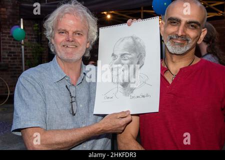 Sheffield, Royaume-Uni - juin 22 : l'artiste Brian Shields pose avec Omar et son dessin de caricature, lors de la fête d'anniversaire de la Sheffield Creative Guild 2nd, Banque D'Images